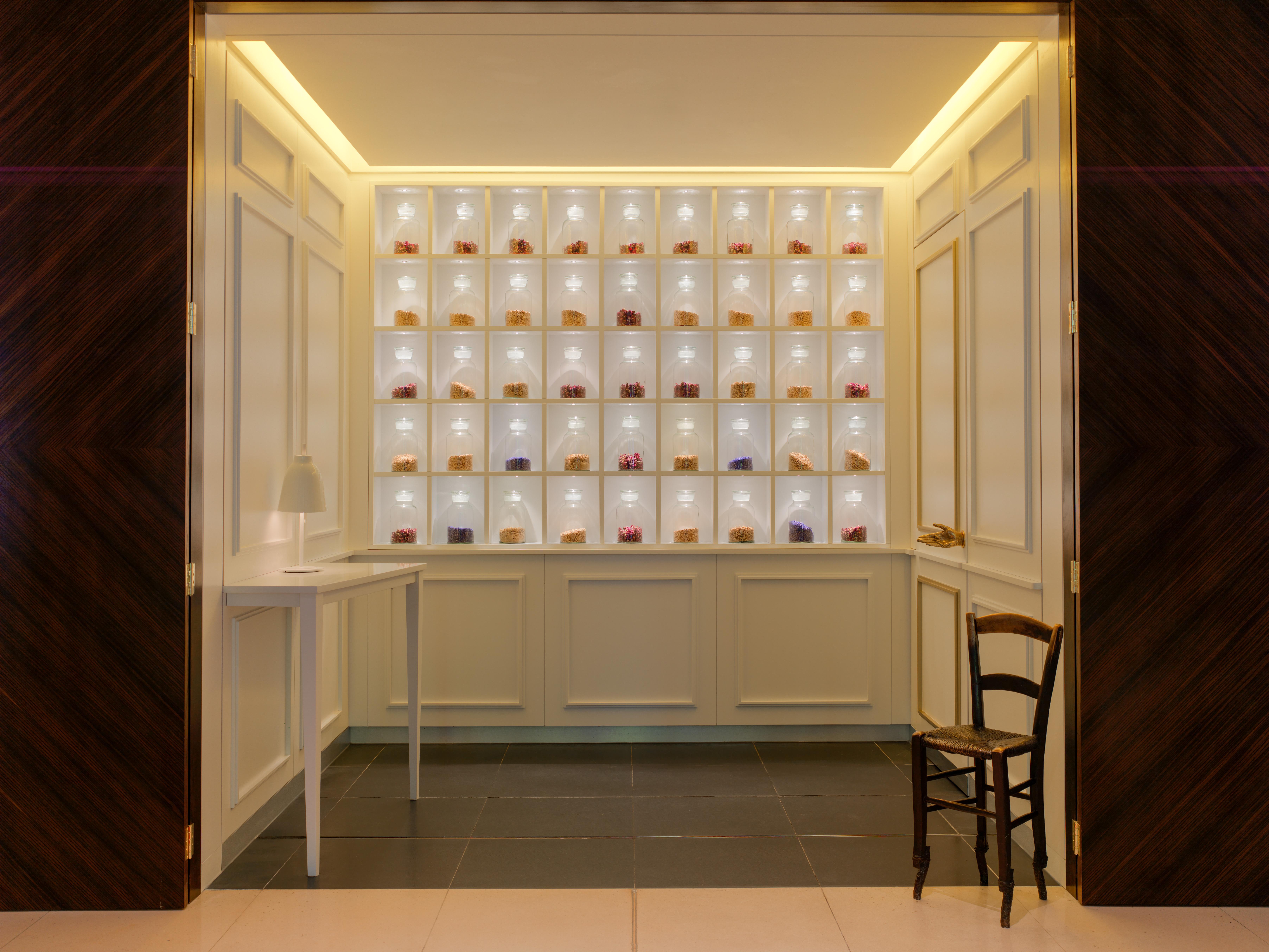 Hotel St Martins Lane Londra Esterno foto The photo shows an elegant interior space that features a display wall with multiple shelves. Each shelf is illuminated, showcasing a variety of small items, likely decorative or artisanal products. The wall is light-colored, creating a bright atmosp